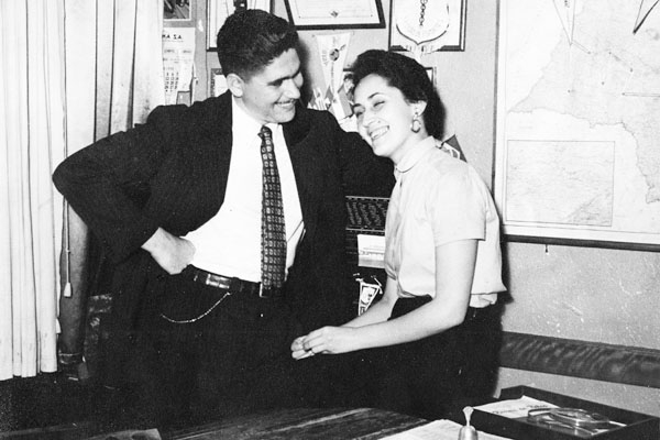 A foto foi enviada pela dona Thereza, viúva do saudoso José Reinaldo Nascimento Faleiros, ou como ficou conhecido por seu nome artístico, o radialista Garcia Netto. Isso foi no ano de 1955, quando estavam namorando. Os dois foram fotografados numa das sal